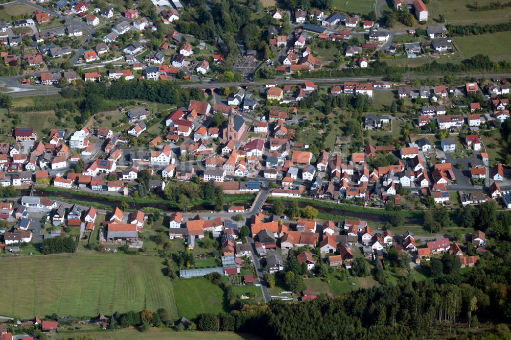 Obersinn von oben - Ortsansicht am Rande von landwirtschaftlichen Feldern in Obersinn im Bundesland Bayern, Deutschland