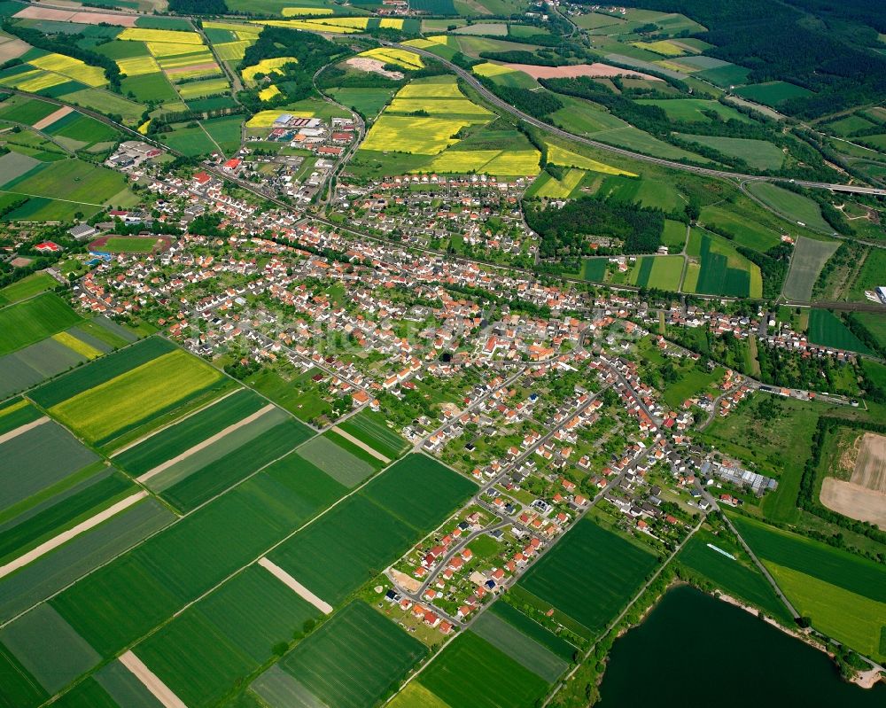 Obersuhl von oben - Ortsansicht am Rande von landwirtschaftlichen Feldern in Obersuhl im Bundesland Hessen, Deutschland