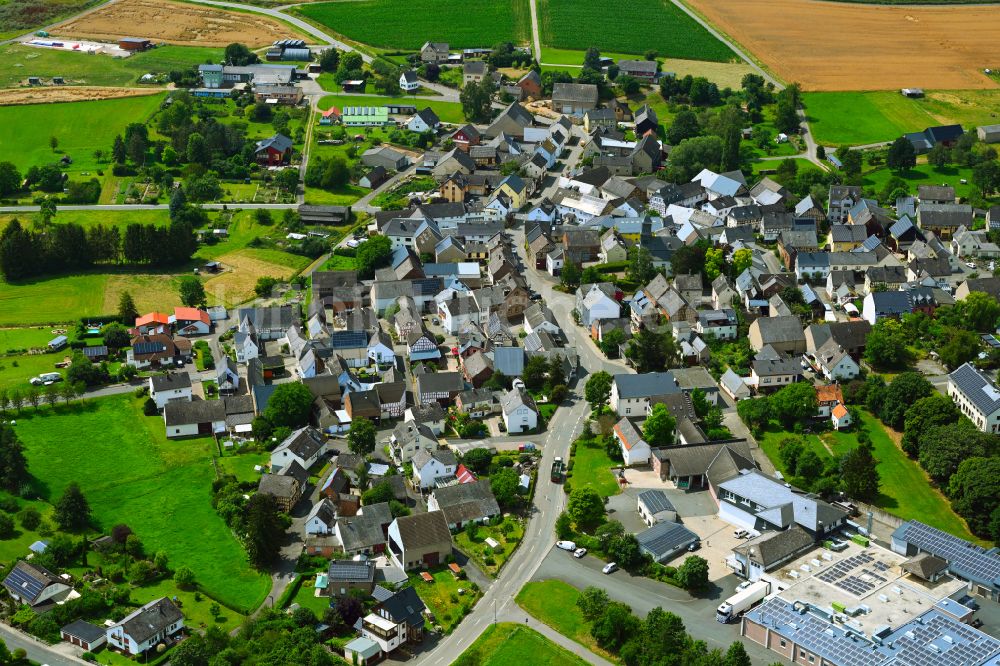 Luftbild Oberwallmenach - Ortsansicht am Rande von landwirtschaftlichen Feldern in Oberwallmenach im Bundesland Rheinland-Pfalz, Deutschland