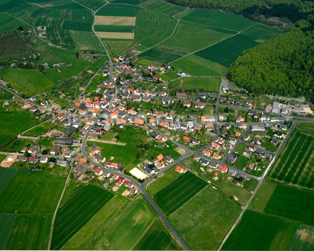 Ohmes aus der Vogelperspektive: Ortsansicht am Rande von landwirtschaftlichen Feldern in Ohmes im Bundesland Hessen, Deutschland