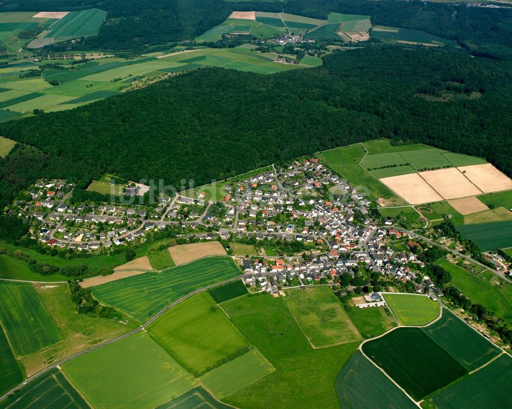 Ohren von oben - Ortsansicht am Rande von landwirtschaftlichen Feldern in Ohren im Bundesland Hessen, Deutschland