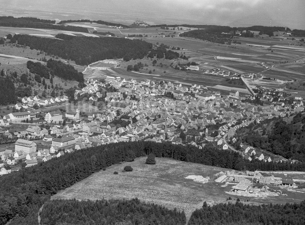 Albstadt von oben - Ortsansicht am Rande von landwirtschaftlichen Feldern Onstmettingen in Albstadt im Bundesland Baden-Württemberg, Deutschland