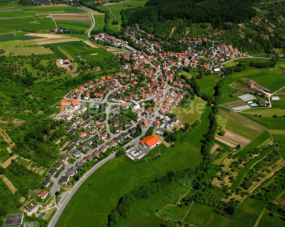 Luftaufnahme Oppelsbohm - Ortsansicht am Rande von landwirtschaftlichen Feldern in Oppelsbohm im Bundesland Baden-Württemberg, Deutschland