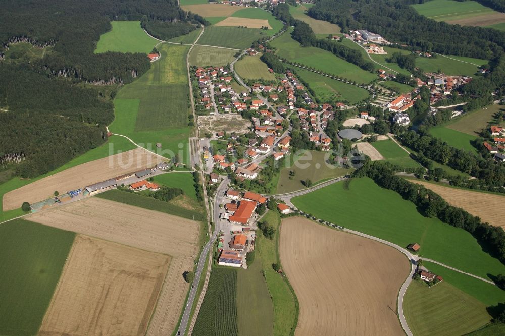 Traunreut aus der Vogelperspektive: Ortsansicht am Rande von landwirtschaftlichen Feldern im Ortsteil Matzing in Traunreut im Bundesland Bayern, Deutschland