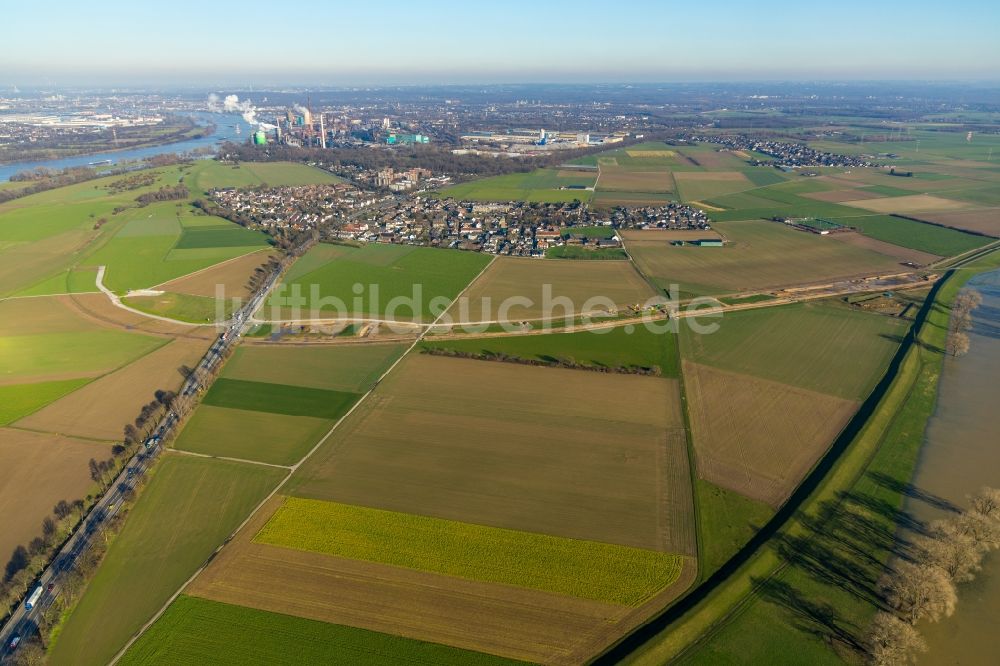 Duisburg aus der Vogelperspektive: Ortsansicht am Rande von landwirtschaftlichen Feldern im Ortsteil Mündelheim in Duisburg im Bundesland Nordrhein-Westfalen, Deutschland