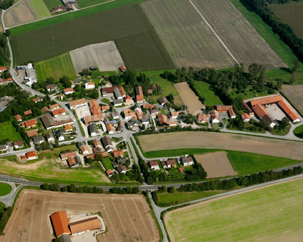 Luftaufnahme Atting - Ortsansicht am Rande von landwirtschaftlichen Feldern im Ortsteil Rinkam in Atting im Bundesland Bayern, Deutschland