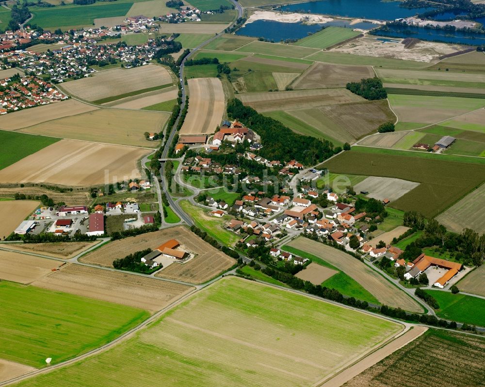 Atting von oben - Ortsansicht am Rande von landwirtschaftlichen Feldern im Ortsteil Rinkam in Atting im Bundesland Bayern, Deutschland