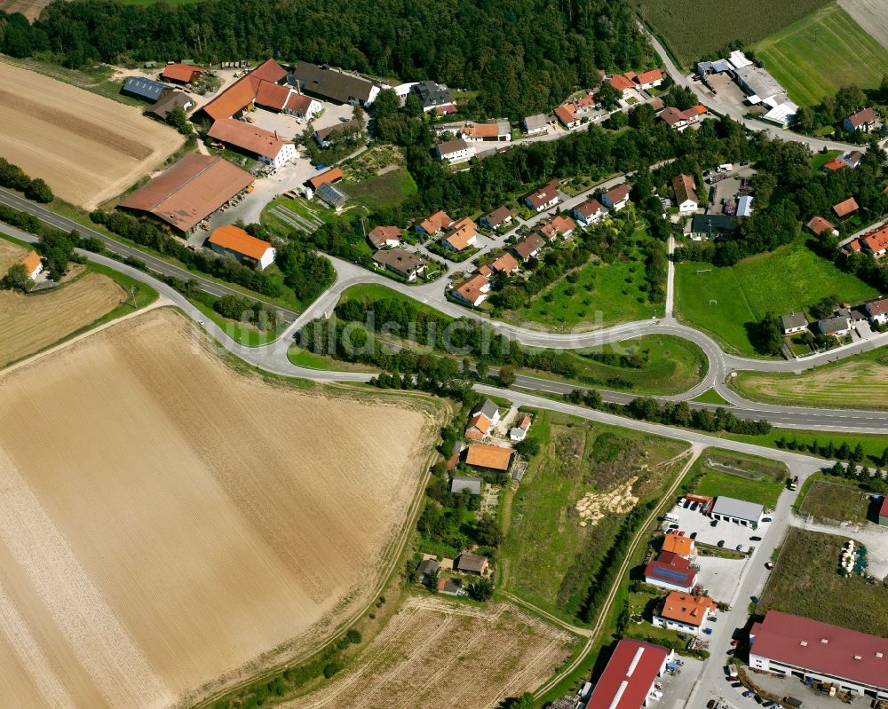 Atting aus der Vogelperspektive: Ortsansicht am Rande von landwirtschaftlichen Feldern im Ortsteil Rinkam in Atting im Bundesland Bayern, Deutschland