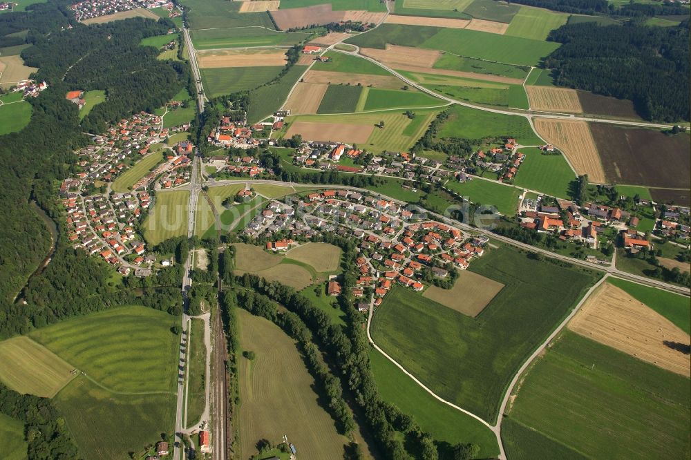 Luftaufnahme Traunreut - Ortsansicht am Rande von landwirtschaftlichen Feldern im Ortsteil Sankt Georgen in Traunreut im Bundesland Bayern, Deutschland