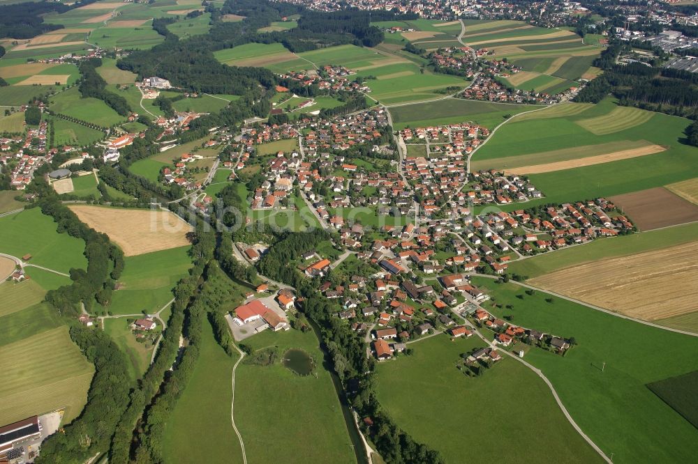 Luftbild Traunreut - Ortsansicht am Rande von landwirtschaftlichen Feldern im Ortsteil Traunwalchen in Traunreut im Bundesland Bayern, Deutschland