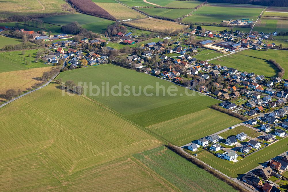 Luftaufnahme Ostbüren - Ortsansicht am Rande von landwirtschaftlichen Feldern in Ostbüren im Bundesland Nordrhein-Westfalen, Deutschland