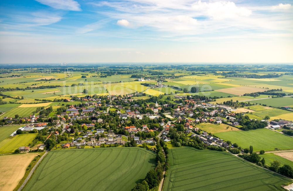 Ostönnen von oben - Ortsansicht am Rande von landwirtschaftlichen Feldern in Ostönnen im Bundesland Nordrhein-Westfalen, Deutschland