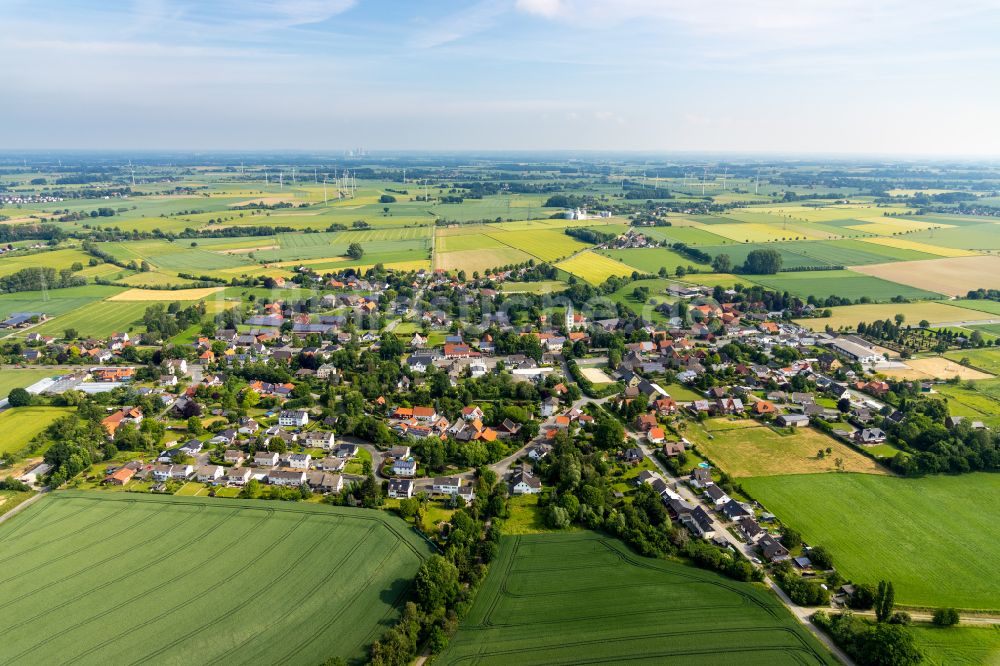 Ostönnen aus der Vogelperspektive: Ortsansicht am Rande von landwirtschaftlichen Feldern in Ostönnen im Bundesland Nordrhein-Westfalen, Deutschland