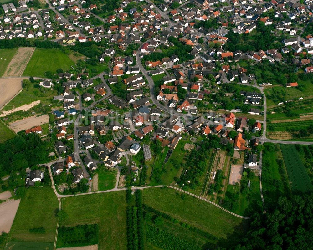 Ottersweier aus der Vogelperspektive: Ortsansicht am Rande von landwirtschaftlichen Feldern in Ottersweier im Bundesland Baden-Württemberg, Deutschland