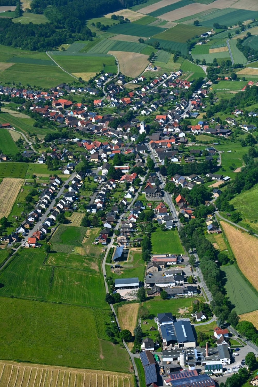 Ovenhausen aus der Vogelperspektive: Ortsansicht am Rande von landwirtschaftlichen Feldern in Ovenhausen im Bundesland Nordrhein-Westfalen, Deutschland