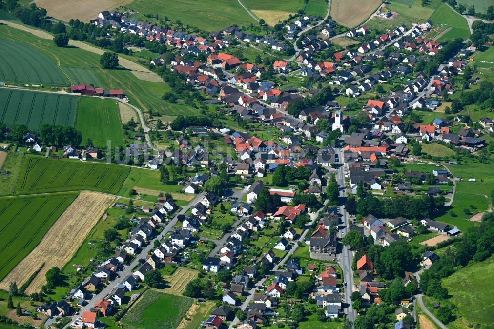 Ovenhausen von oben - Ortsansicht am Rande von landwirtschaftlichen Feldern in Ovenhausen im Bundesland Nordrhein-Westfalen, Deutschland