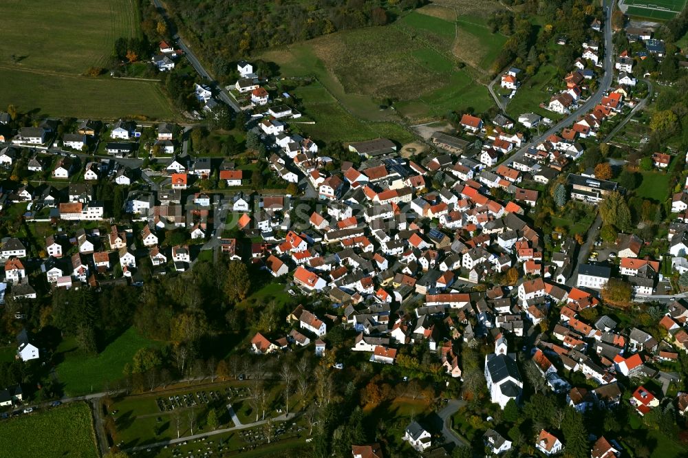 Pfaffenwiesbach aus der Vogelperspektive: Ortsansicht am Rande von landwirtschaftlichen Feldern in Pfaffenwiesbach im Bundesland Hessen, Deutschland