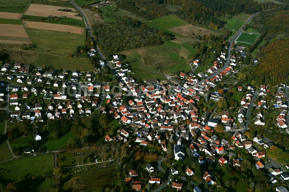 Luftbild Pfaffenwiesbach - Ortsansicht am Rande von landwirtschaftlichen Feldern in Pfaffenwiesbach im Bundesland Hessen, Deutschland