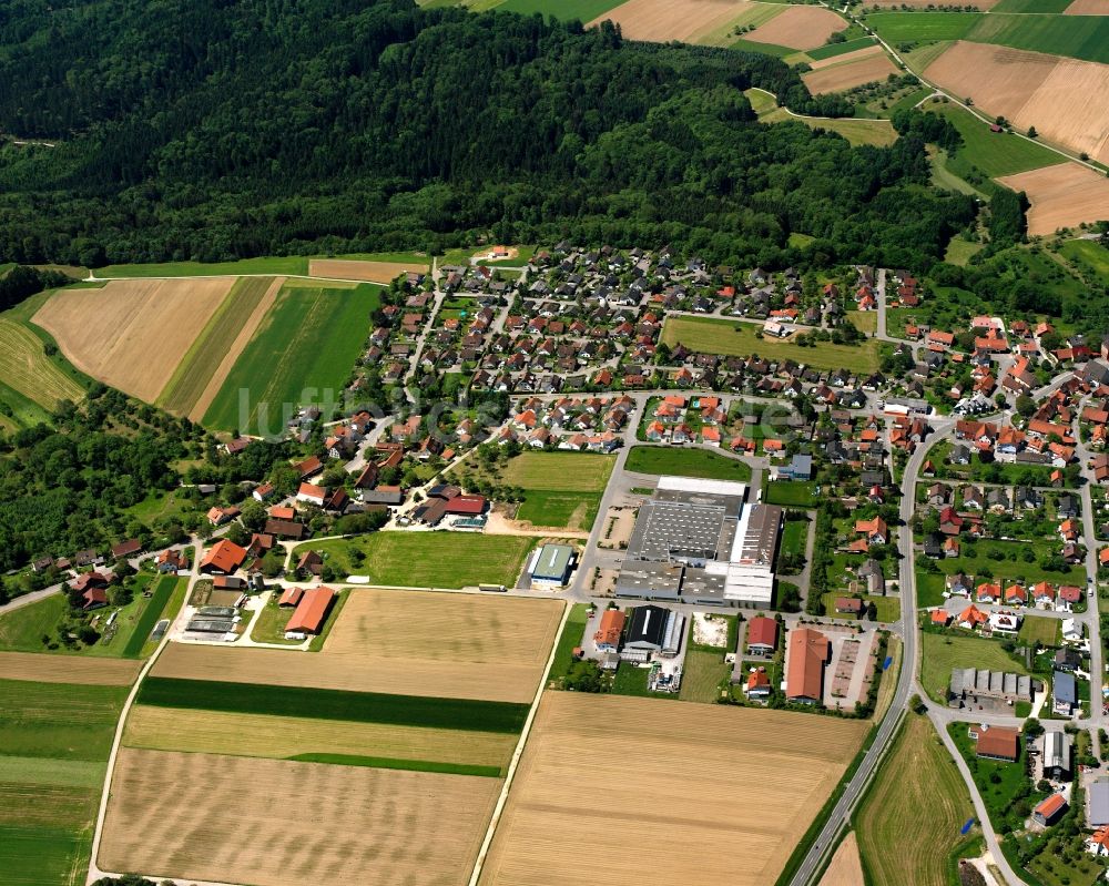 Luftbild Pfahlbronn - Ortsansicht am Rande von landwirtschaftlichen Feldern in Pfahlbronn im Bundesland Baden-Württemberg, Deutschland