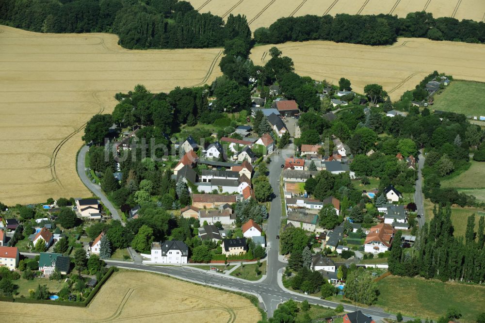 Pönitz aus der Vogelperspektive: Ortsansicht am Rande von landwirtschaftlichen Feldern in Pönitz im Bundesland Sachsen, Deutschland