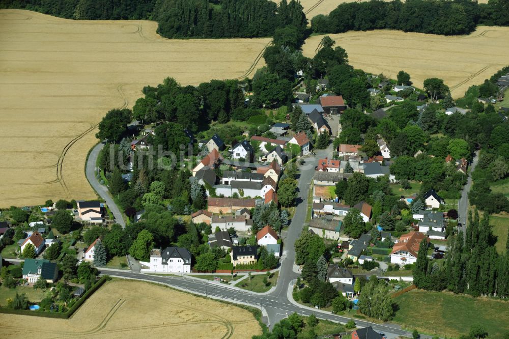 Luftbild Pönitz - Ortsansicht am Rande von landwirtschaftlichen Feldern in Pönitz im Bundesland Sachsen, Deutschland