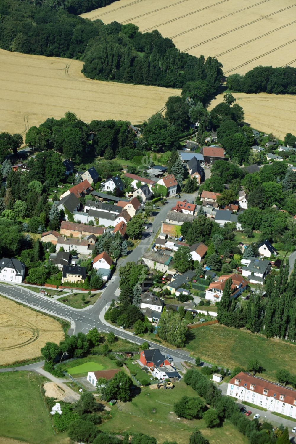 Luftaufnahme Pönitz - Ortsansicht am Rande von landwirtschaftlichen Feldern in Pönitz im Bundesland Sachsen, Deutschland