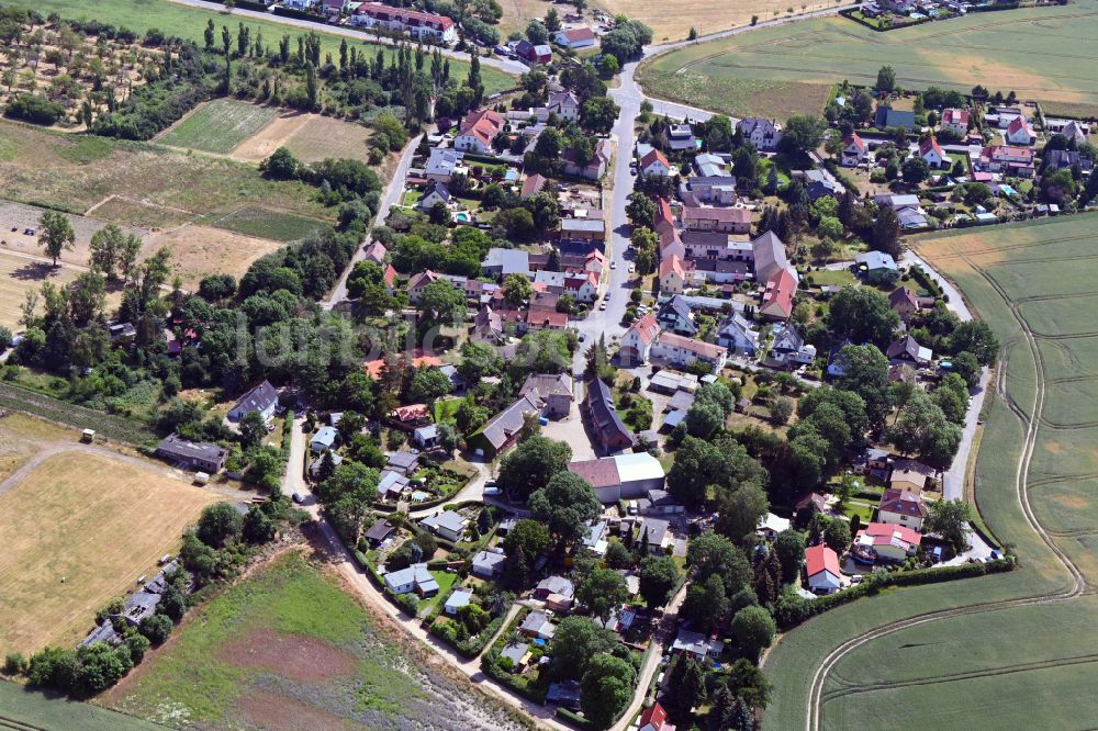 Luftaufnahme Pönitz - Ortsansicht am Rande von landwirtschaftlichen Feldern in Pönitz im Bundesland Sachsen, Deutschland