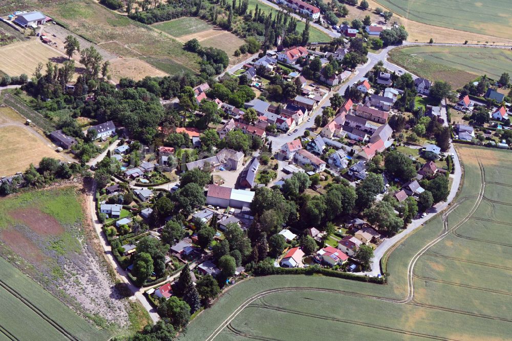 Pönitz aus der Vogelperspektive: Ortsansicht am Rande von landwirtschaftlichen Feldern in Pönitz im Bundesland Sachsen, Deutschland