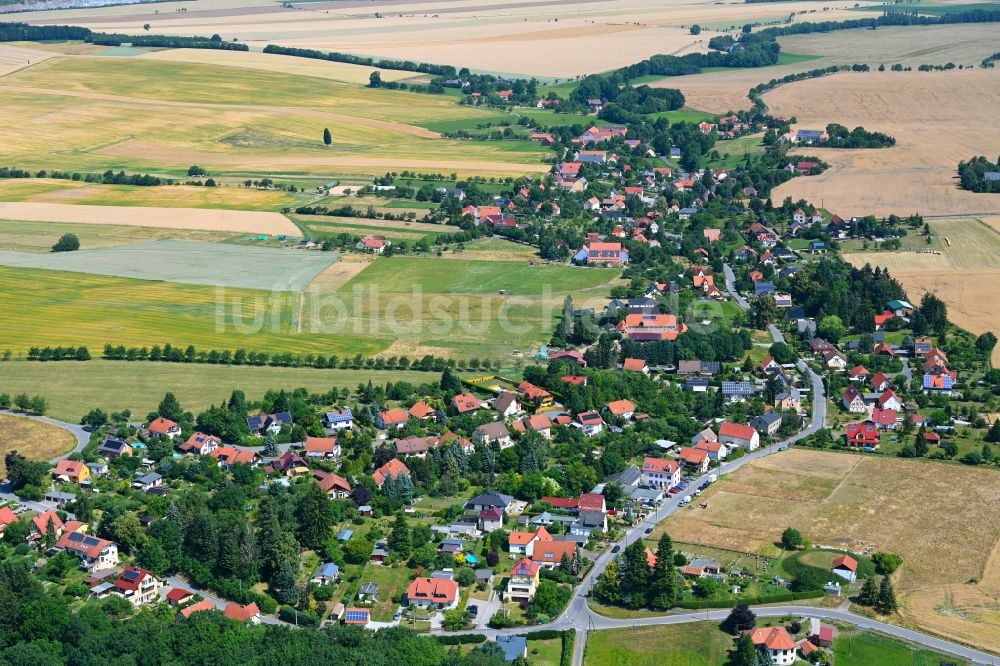 Pohrsdorf aus der Vogelperspektive: Ortsansicht am Rande von landwirtschaftlichen Feldern in Pohrsdorf im Bundesland Sachsen, Deutschland