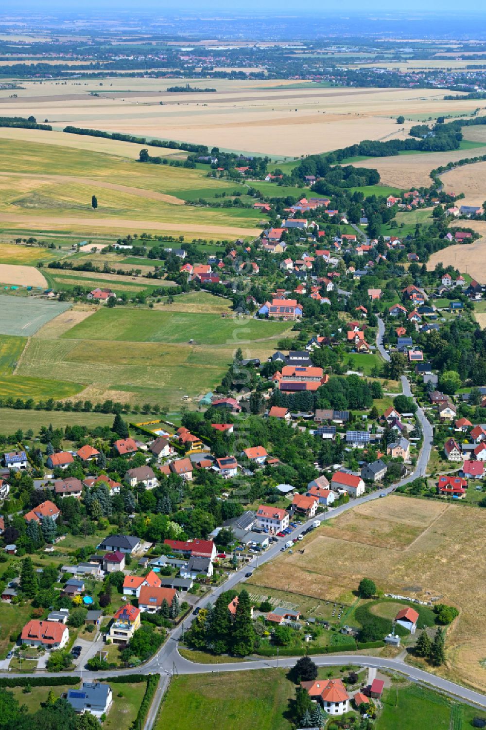 Luftbild Pohrsdorf - Ortsansicht am Rande von landwirtschaftlichen Feldern in Pohrsdorf im Bundesland Sachsen, Deutschland