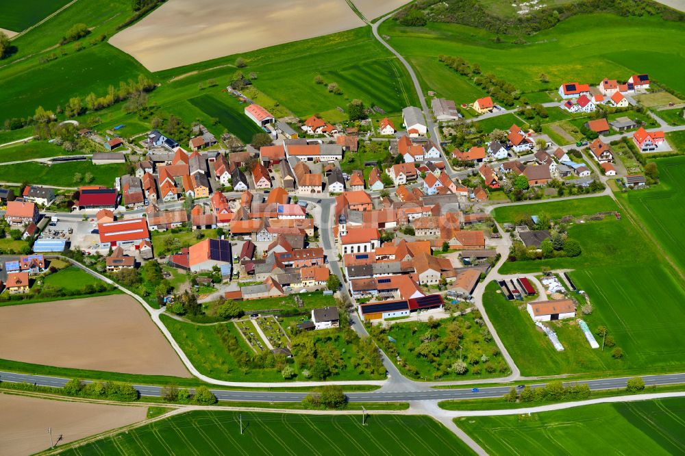 Luftaufnahme Possenheim - Ortsansicht am Rande von landwirtschaftlichen Feldern in Possenheim im Bundesland Bayern, Deutschland