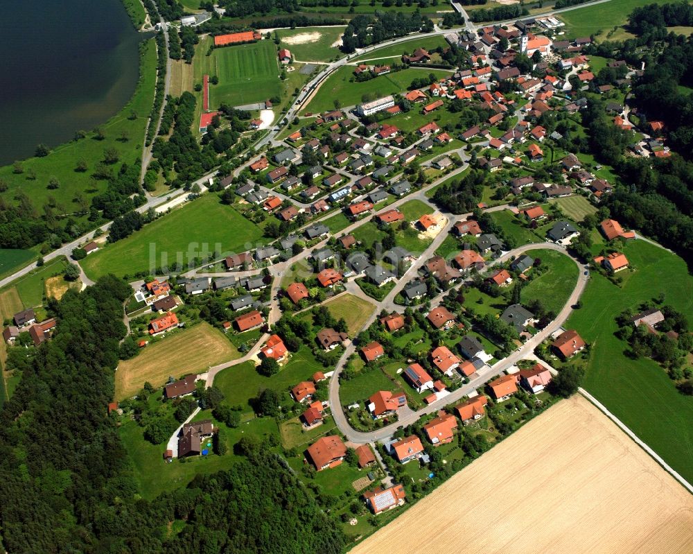 Postmünster aus der Vogelperspektive: Ortsansicht am Rande von landwirtschaftlichen Feldern in Postmünster im Bundesland Bayern, Deutschland