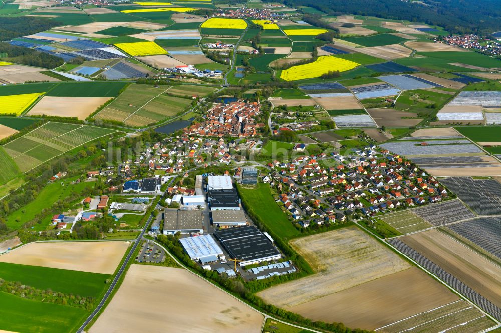 Prichsenstadt von oben - Ortsansicht am Rande von landwirtschaftlichen Feldern in Prichsenstadt im Bundesland Bayern, Deutschland