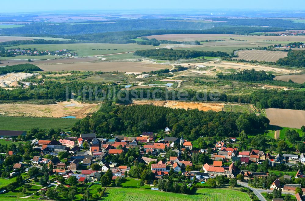 Prießnitz aus der Vogelperspektive: Ortsansicht am Rande von landwirtschaftlichen Feldern in Prießnitz im Bundesland Sachsen-Anhalt, Deutschland