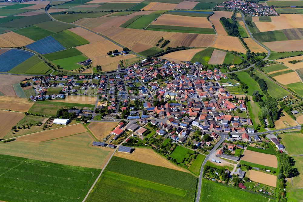 Prosselsheim aus der Vogelperspektive: Ortsansicht am Rande von landwirtschaftlichen Feldern in Prosselsheim im Bundesland Bayern, Deutschland