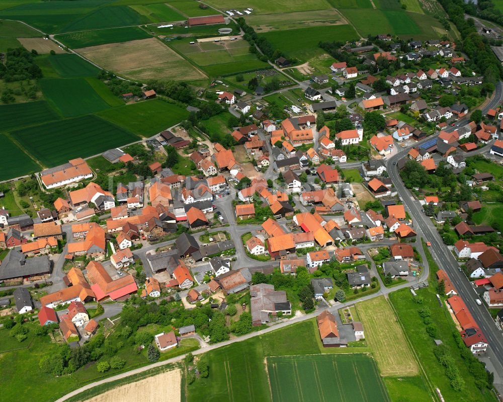 Luftbild Queck - Ortsansicht am Rande von landwirtschaftlichen Feldern in Queck im Bundesland Hessen, Deutschland