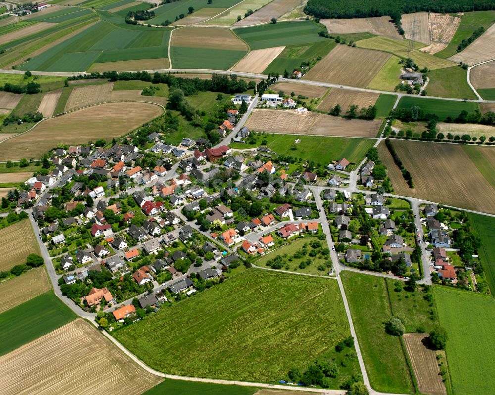 Luftaufnahme Querbach - Ortsansicht am Rande von landwirtschaftlichen Feldern in Querbach im Bundesland Baden-Württemberg, Deutschland