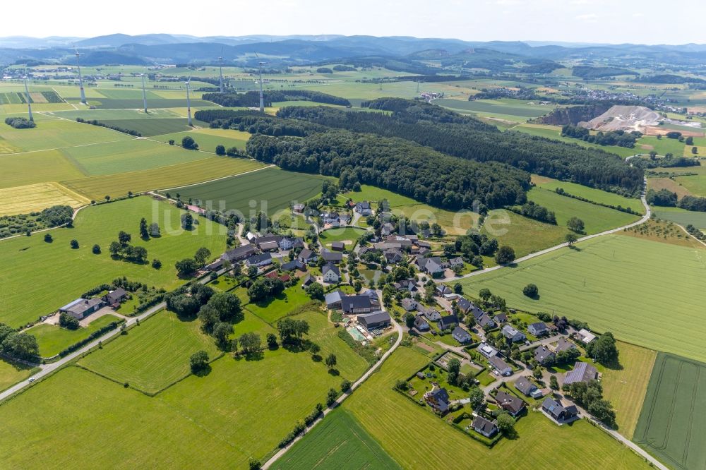 Luftbild Radlinghausen - Ortsansicht am Rande von landwirtschaftlichen Feldern in Radlinghausen im Bundesland Nordrhein-Westfalen, Deutschland