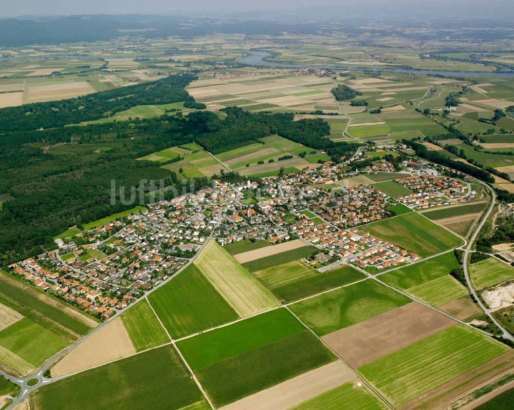 Rain von oben - Ortsansicht am Rande von landwirtschaftlichen Feldern in Rain im Bundesland Bayern, Deutschland