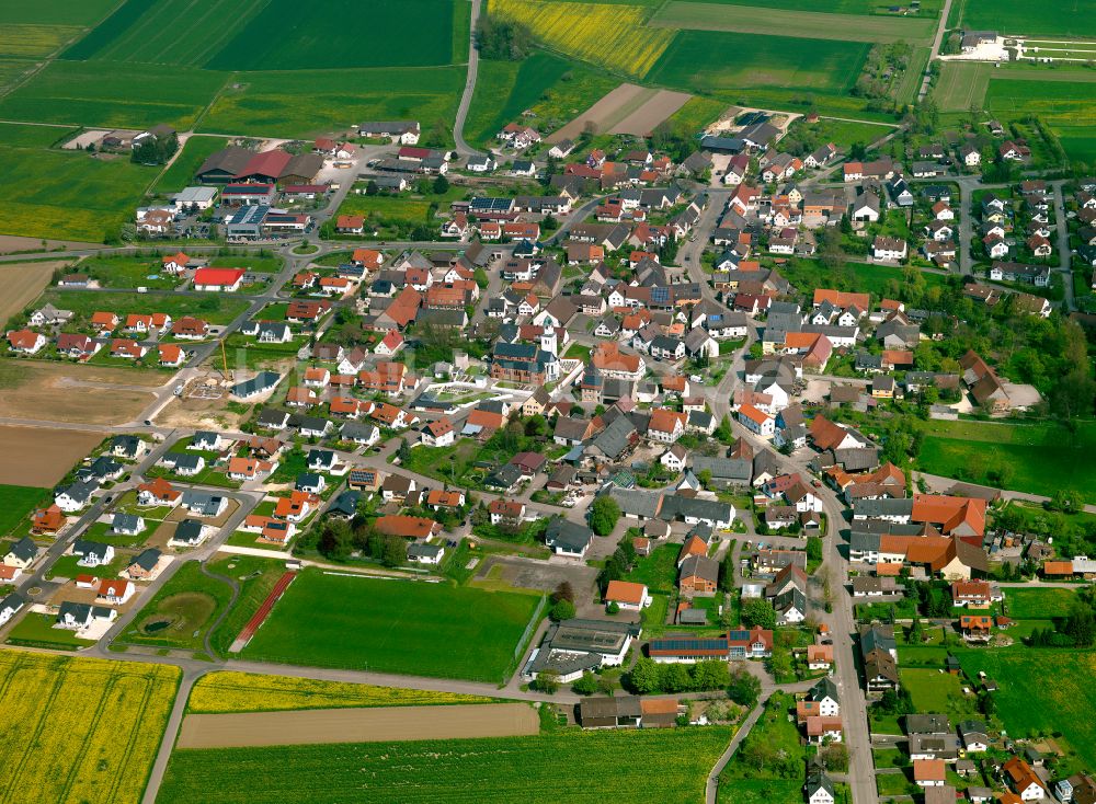 Rammingen aus der Vogelperspektive: Ortsansicht am Rande von landwirtschaftlichen Feldern in Rammingen im Bundesland Baden-Württemberg, Deutschland