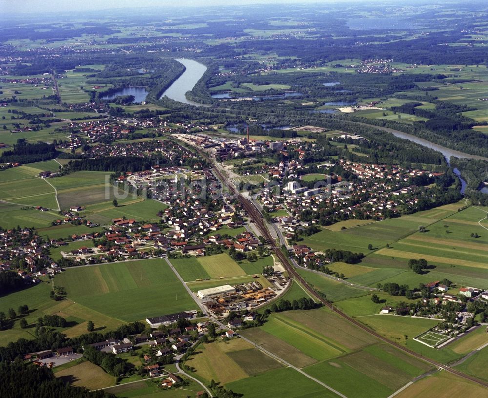 Raubling aus der Vogelperspektive: Ortsansicht am Rande von landwirtschaftlichen Feldern in Raubling im Bundesland Bayern, Deutschland