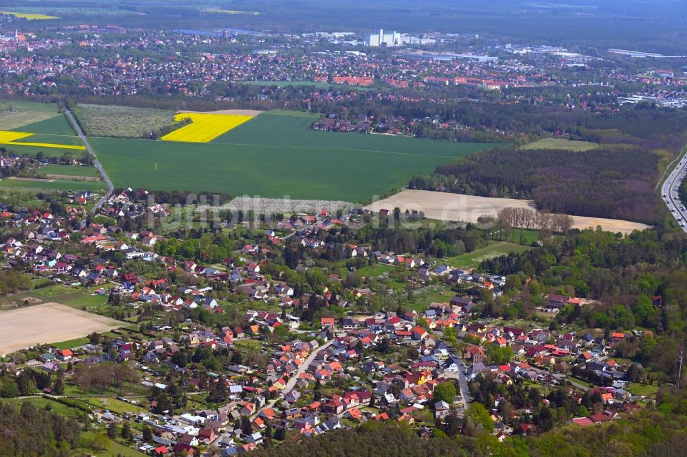 Luftaufnahme Rauen - Ortsansicht am Rande von landwirtschaftlichen Feldern in Rauen im Bundesland Brandenburg, Deutschland