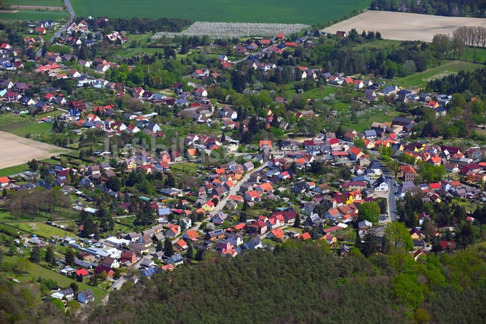 Rauen von oben - Ortsansicht am Rande von landwirtschaftlichen Feldern in Rauen im Bundesland Brandenburg, Deutschland