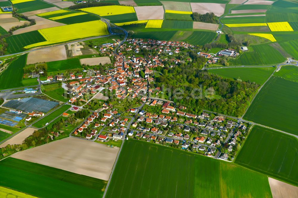 Luftaufnahme Rüdenhausen - Ortsansicht am Rande von landwirtschaftlichen Feldern in Rüdenhausen im Bundesland Bayern, Deutschland