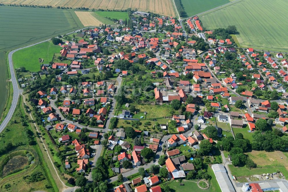 Reddeber von oben - Ortsansicht am Rande von landwirtschaftlichen Feldern in Reddeber im Bundesland Sachsen-Anhalt, Deutschland