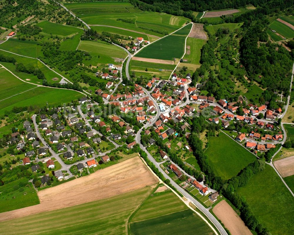 Luftaufnahme Rettersburg - Ortsansicht am Rande von landwirtschaftlichen Feldern in Rettersburg im Bundesland Baden-Württemberg, Deutschland