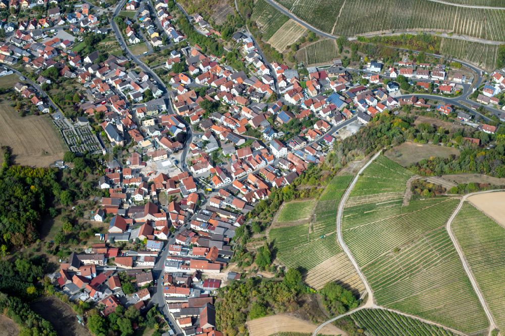 Luftaufnahme Retzstadt - Ortsansicht am Rande von landwirtschaftlichen Feldern in Retzstadt im Bundesland Bayern, Deutschland