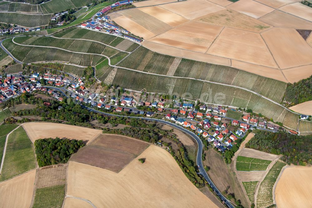 Retzstadt von oben - Ortsansicht am Rande von landwirtschaftlichen Feldern in Retzstadt im Bundesland Bayern, Deutschland