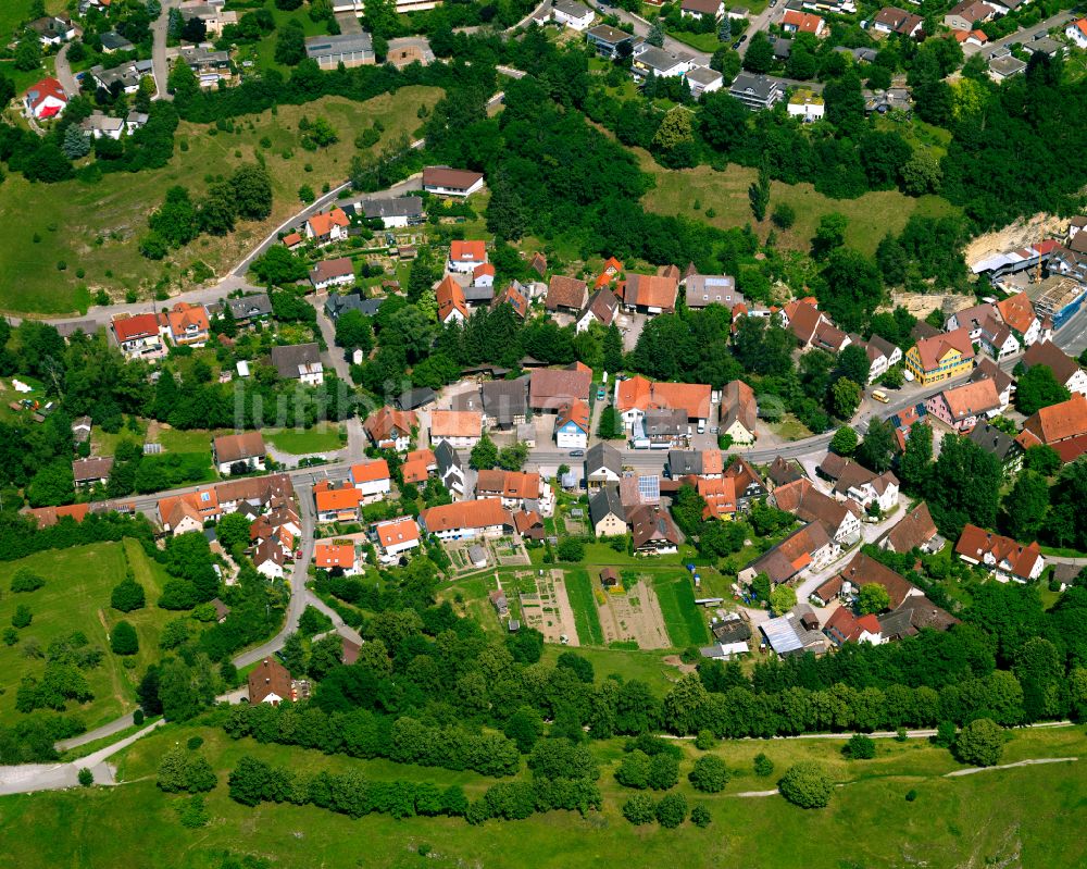 Reusten von oben - Ortsansicht am Rande von landwirtschaftlichen Feldern in Reusten im Bundesland Baden-Württemberg, Deutschland