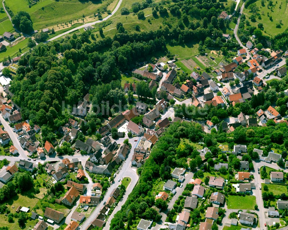 Reusten von oben - Ortsansicht am Rande von landwirtschaftlichen Feldern in Reusten im Bundesland Baden-Württemberg, Deutschland